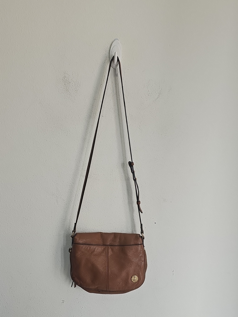Vince Camuto Tan Pebbled quality leather Crossbody Bag Zip/Magnetic, Gold